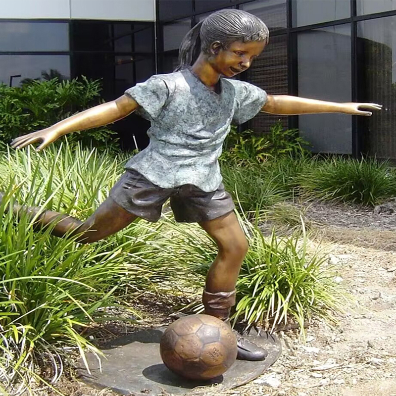 Escultura de menina de futebol em bronze