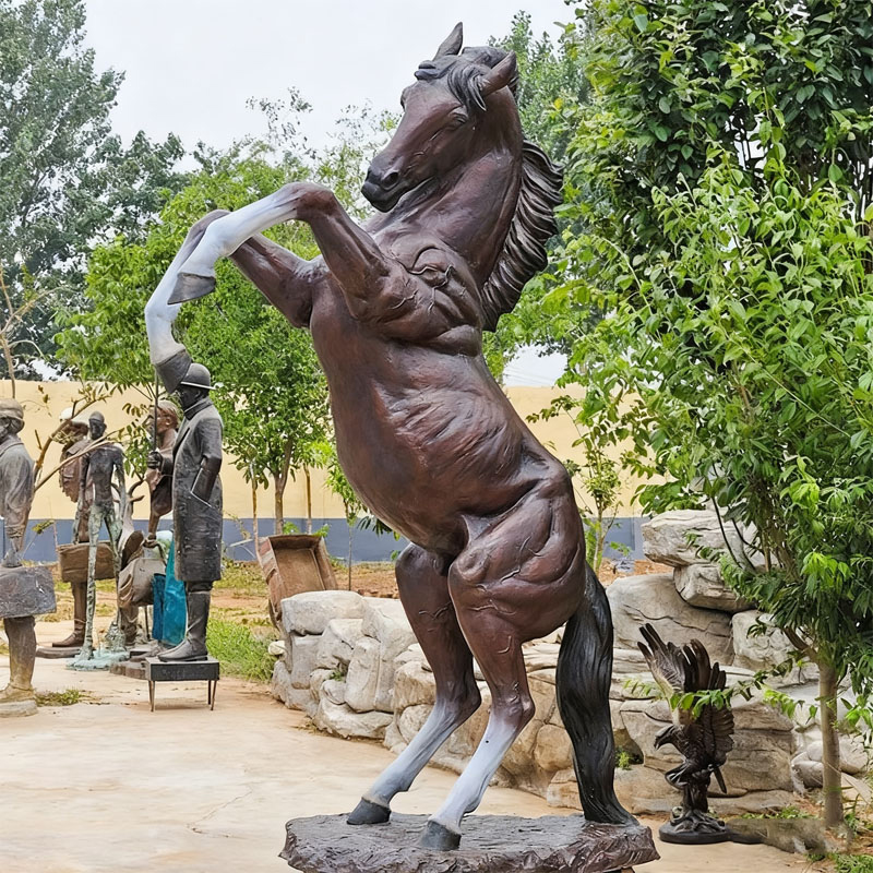 Escultura de cavalo selvagem em bronze em tamanho real - exibição ao ar livre