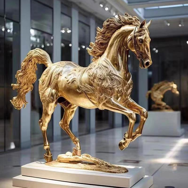 Escultura de cavalo dourado em fibra de vidro