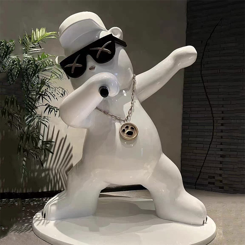 Escultura de brinquedo do designer “Rapper Bear”