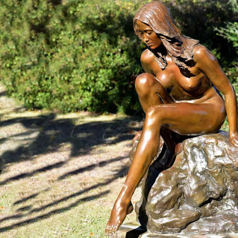 Escultura feminina nua em bronze para jardim ao ar livre em tamanho real - design sensual