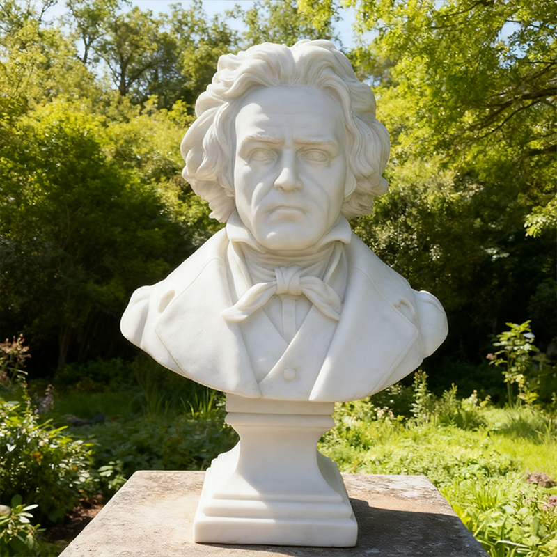Busto de escultura humana em mármore com tema de Beethoven