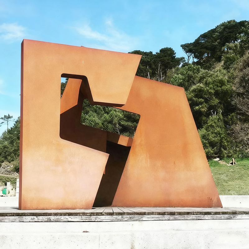Escultura decorativa de aço com padrão geométrico oco