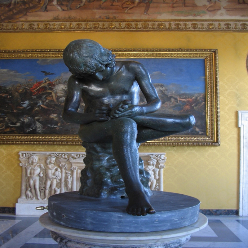 Escultura humana durável em mármore ao ar livre de um menino puxando um espinho do pé, design europeu