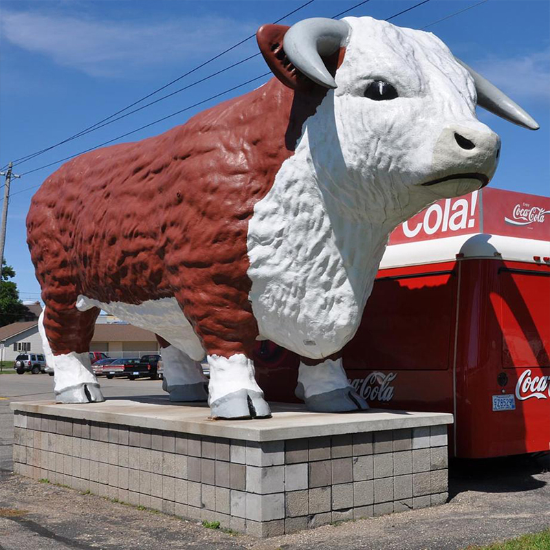 Escultura gigante de vaca com flor de fibra de vidro