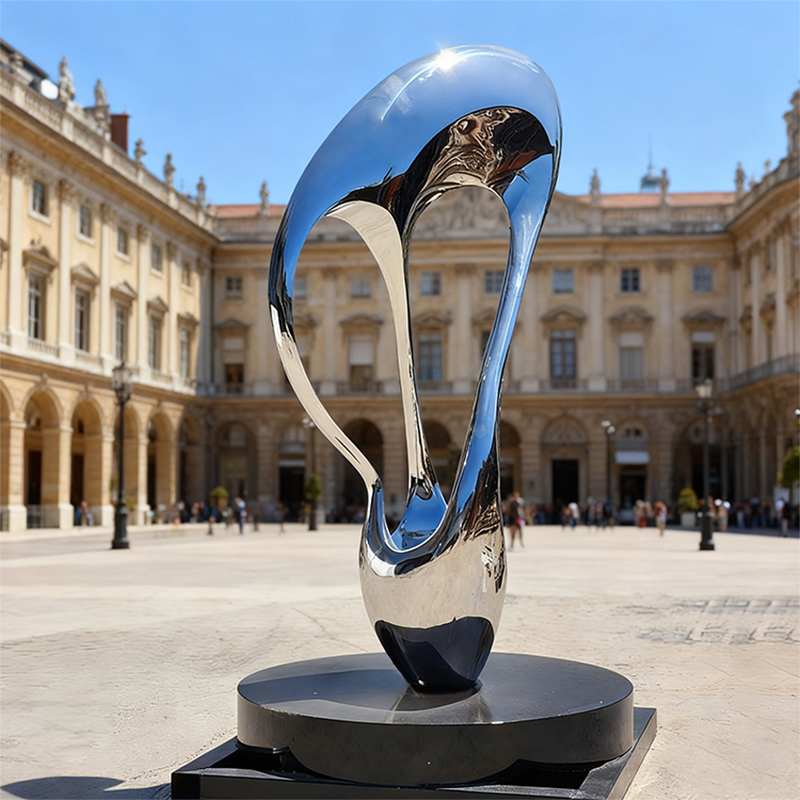 Escultura em aço inoxidável polido espelhado