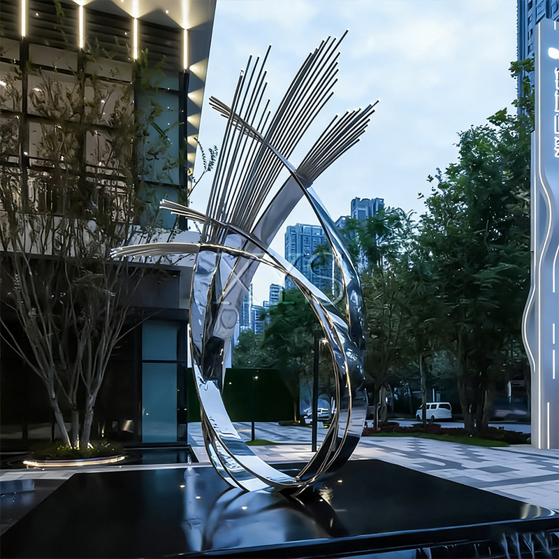 Escultura de penas a céu aberto com cauda de fênix ao amanhecer