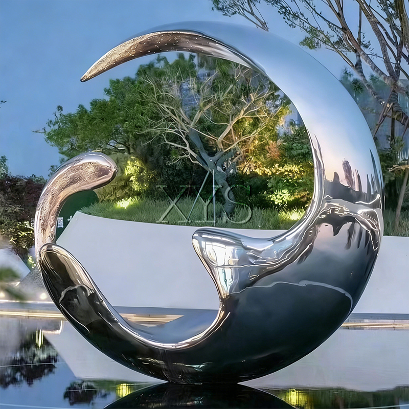 Escultura em Crescente de Espelho de Água e Lua