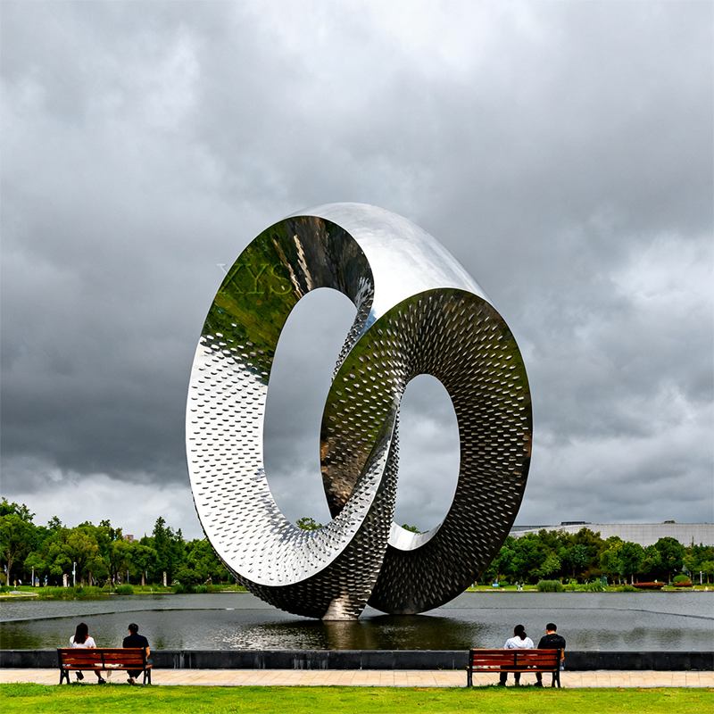 Escultura entrelaçada de anel duplo Mobius Loop