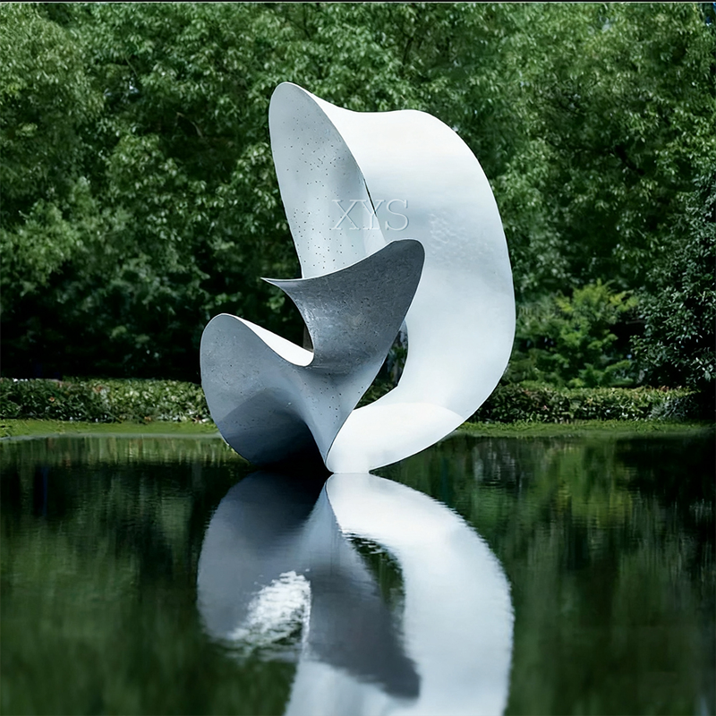 Escultura abstrata de fonte de água com fita de nuvem
