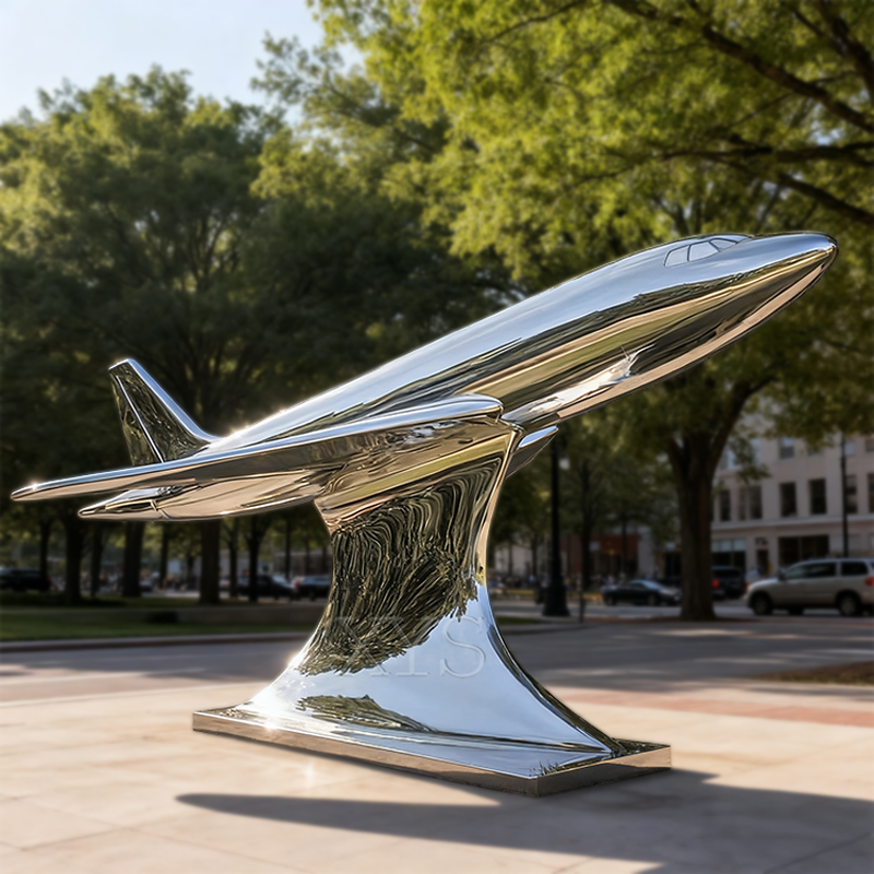 Escultura de nave com espelho em direção ao céu