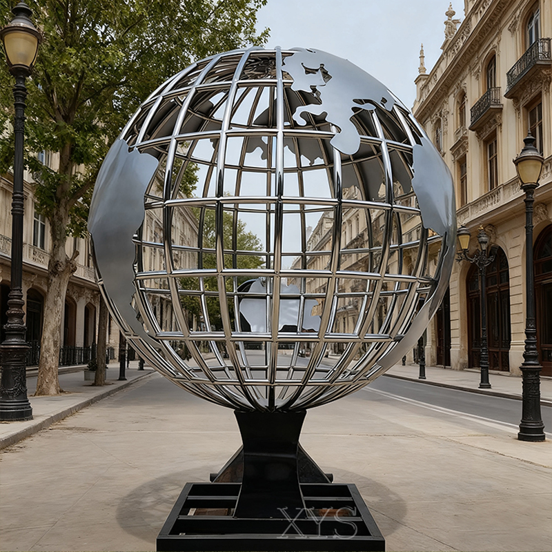 Escultura de globo a céu aberto do meridiano global